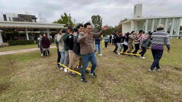 蜈蚣競走趣味競賽：競賽就是要一起同時進行才夠刺激