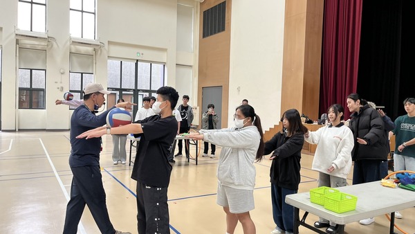 翻山越嶺團康遊戲:示範技巧說明（由熊老師於南應大運休系學生體驗）