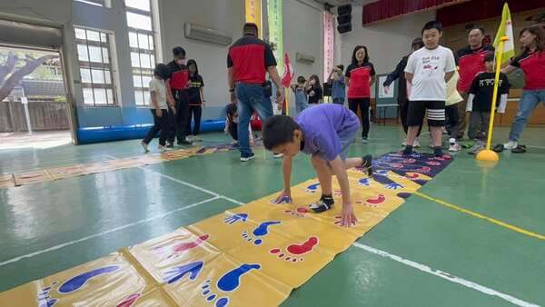 老少咸宜之手忙腳亂趣味競賽（海東國小家長會親子活動）