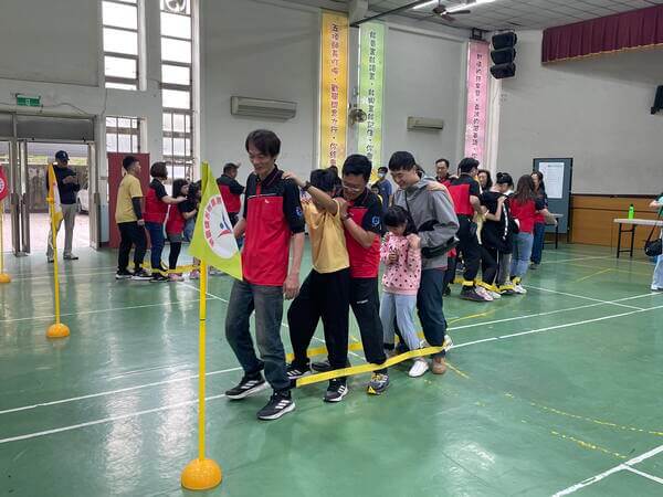 蜈蚣競走趣味競賽：海東國小家長會親子活動