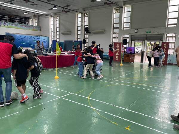 激勵士氣發揮團隊合作精神：手足之情趣味競賽（海東國小家長會親子活動）