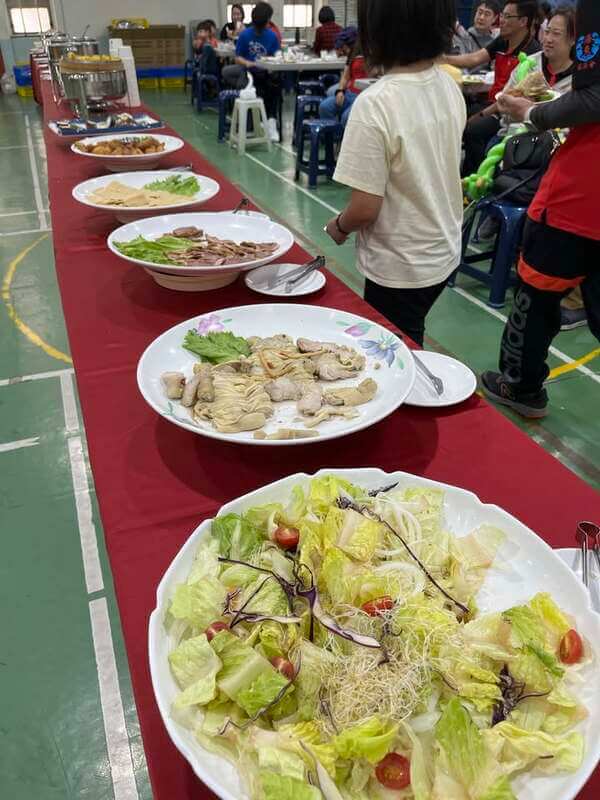 滿滿的外燴豐盛午餐（還有沒入境的食物耶）由將家長會長親自佛心贊助