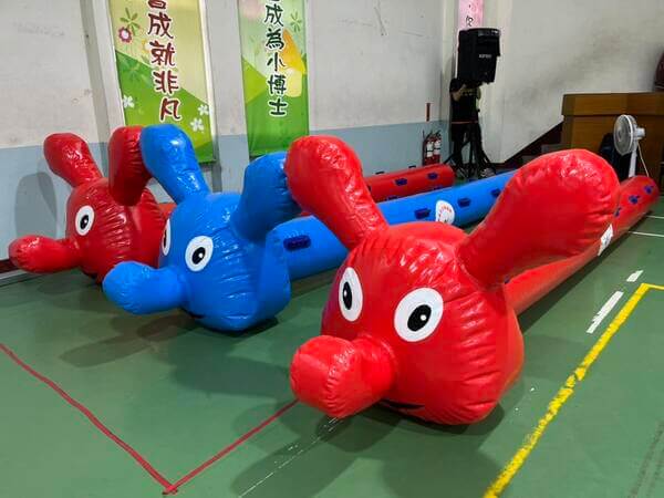 三隻孩童型充氣毛毛蟲（新第二代設計）準備就緒