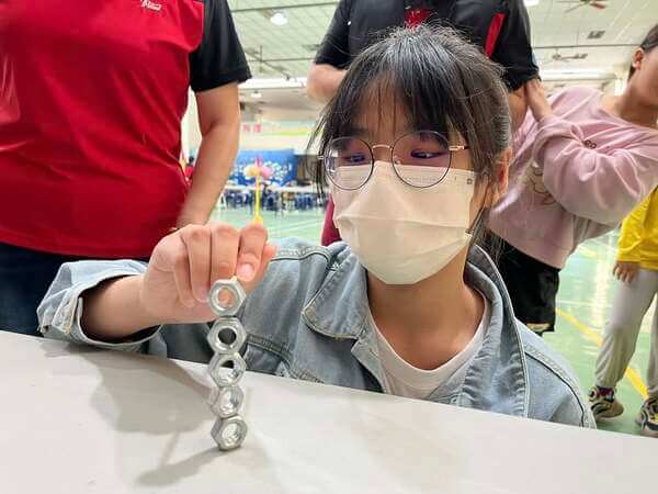 巴黎鐵塔團康遊戲：沒有年齡與性別區分之活動
