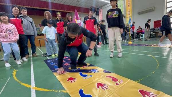 手忙腳亂趣味競賽：考驗成人反應與身體律動