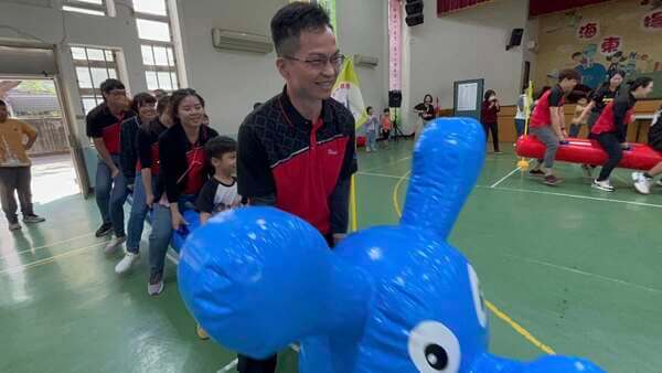 我們的專業與您的熱情參與就是歡樂與回憶保證：陸上行舟趣味競賽