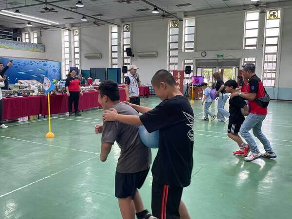 輕軌行駛趣味競賽：考驗兩人默契與速度