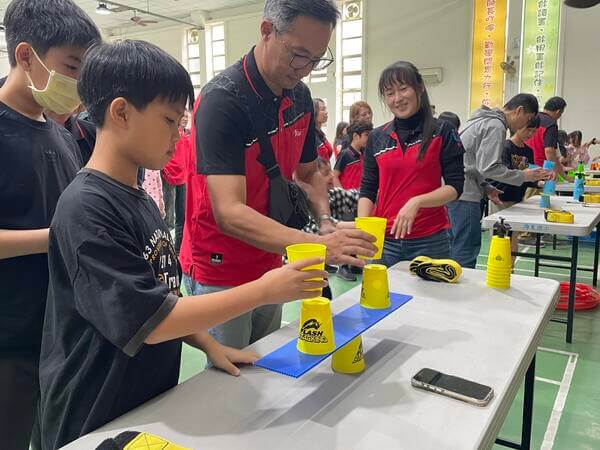 斤斤計較團康遊戲：考驗兩人默契與手部平衡感