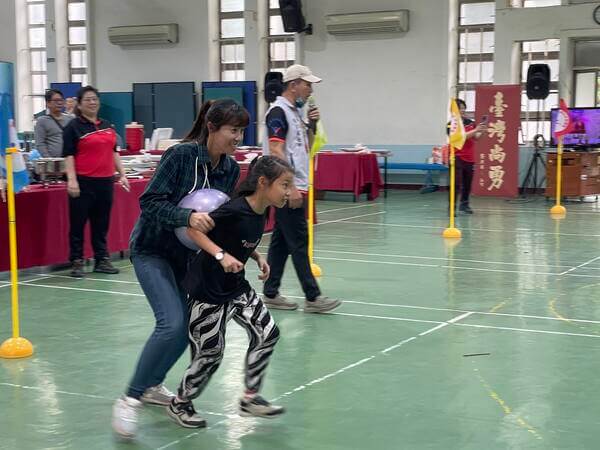 輕軌行駛趣味競賽：母女一起享受比賽樂趣喔