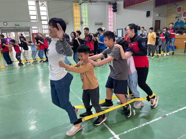 蜈蚣競走趣味競賽：親子也能一起享受同樂與互動