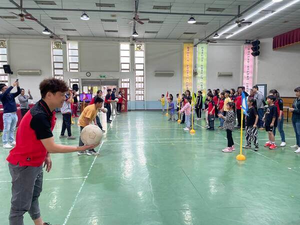 拋接傳遞團康遊戲：五隊同時進行才能互相激勵與刺激