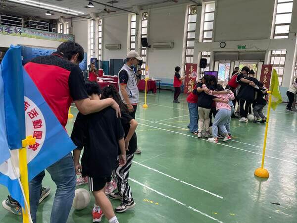 手足之情趣味競賽：不分彼此一起並肩作戰團結合作