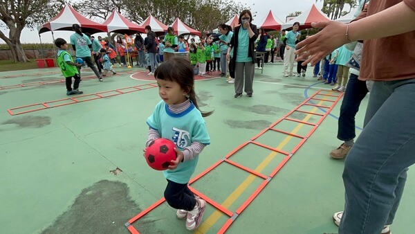 安多元活動規劃幼兒童也能一起享受比賽樂趣：通興國小63週年校慶親子活動