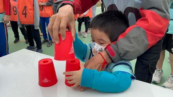 眼明手快團康遊戲：沒有年齡與性別區分之活動