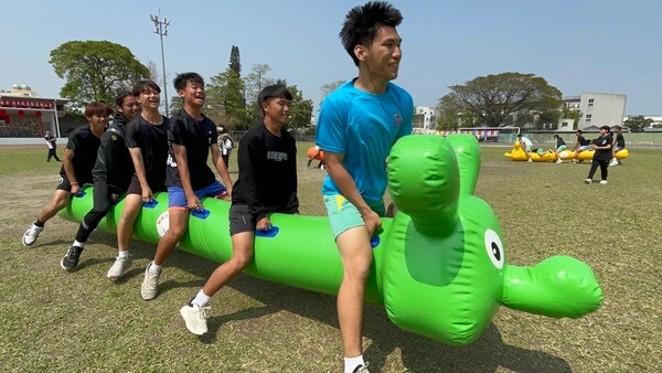 體育班毛毛蟲趣味競賽