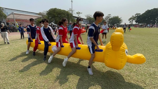 充氣毛毛蟲租借我們親自到場及帶領對學校完全輕鬆自在