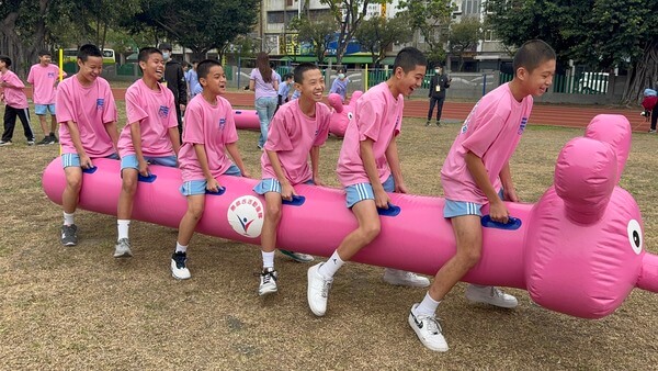 有安全設備才能開心享受比賽：陸上行舟趣味競賽（民族國中校慶活動）