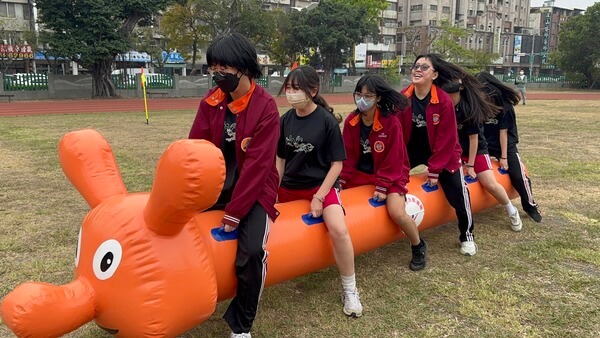 無論男女老少都喜愛的充氣毛毛蟲趣味競賽（民族國中校慶活動）
