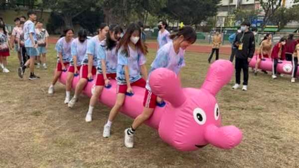 它需要團隊合作精神一起加油：充氣毛毛蟲趣味競賽（民族國中校慶活動）