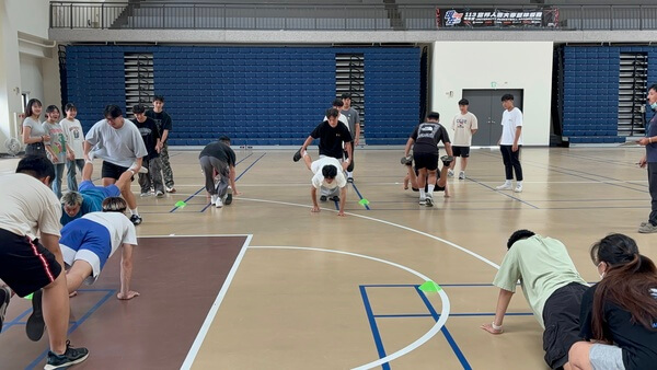 同手同腳趣味競賽：南應大運休系學生（南應大室內場地）