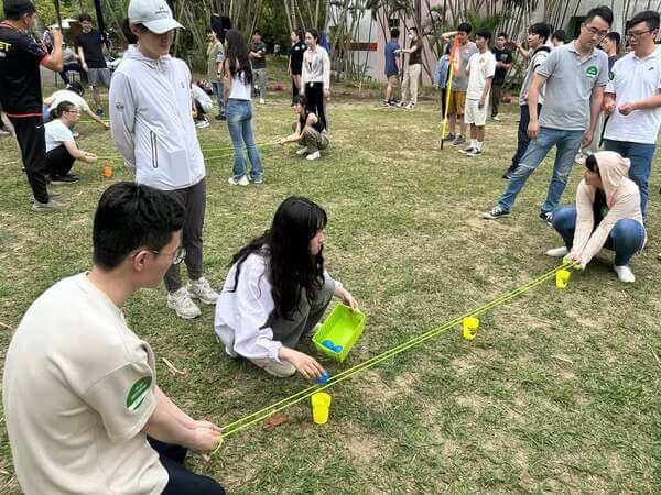 縱橫四海團康遊戲：考驗兩人默契與手部平衡感