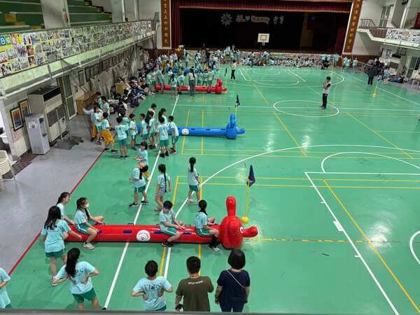 一次四組同時進行之陸上行舟（充氣毛毛蟲）趣味競賽