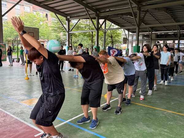 翻山越嶺團建活動：發揮團隊合作精神（翊創國際公司家庭日活動）