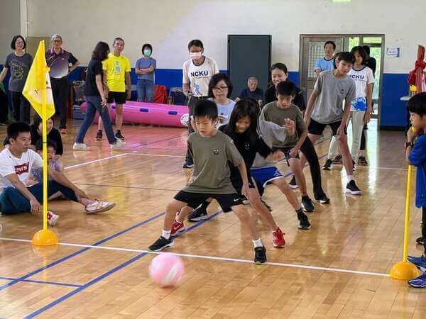 東閃西躲趣味競賽：可建立團隊合作及身體之協調性（台中成功大學校友會）