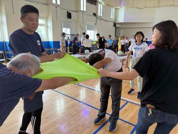 金蟬脫殼團康遊戲：培養多人默契與合作之競賽活動