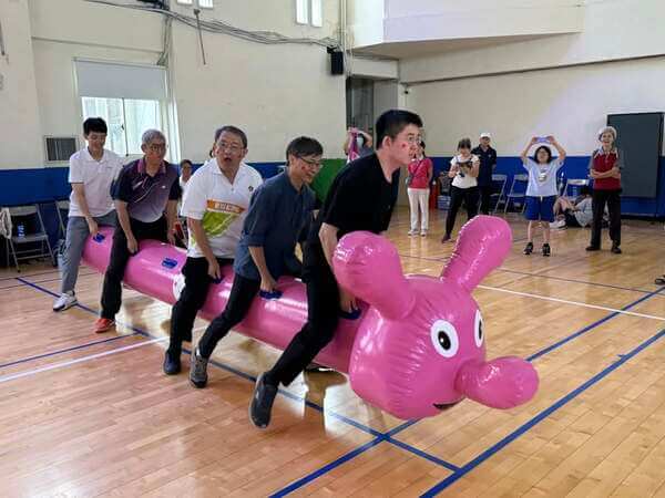充氣毛毛蟲趣味競賽成為公司活動最佳首選（台中成功大學校友會）