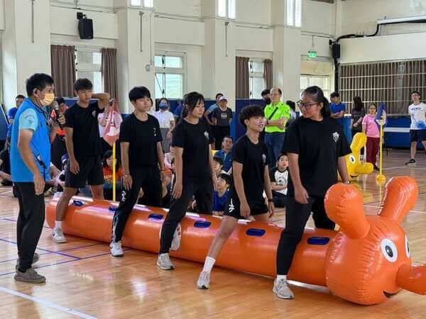 陸上行舟.毛毛蟲趣味競賽：由台中體大學生示範