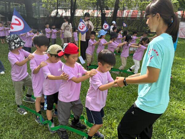 國小低年級的輕鬆體驗～蜈蚣競走趣味競賽（放學趣戶外教學）