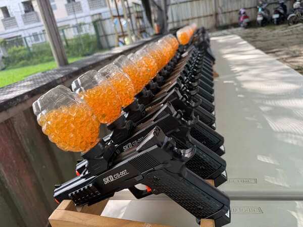 從整齊與壯觀場面就能感受到我們的專業與態度（一百二十把水彈槍）