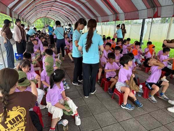 工作人員主動發給孩童防護設備