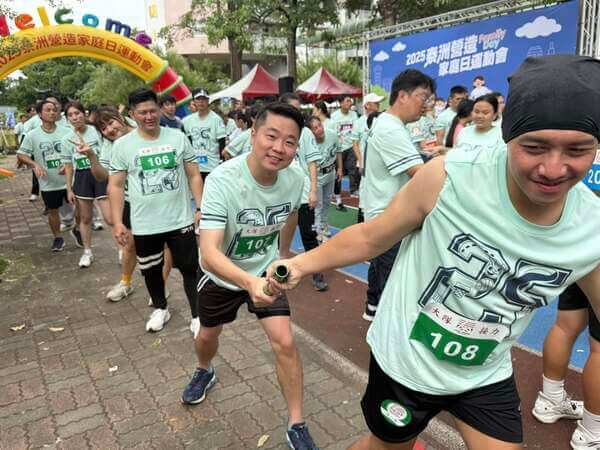 大隊接力競賽前提供各組接力棒練習