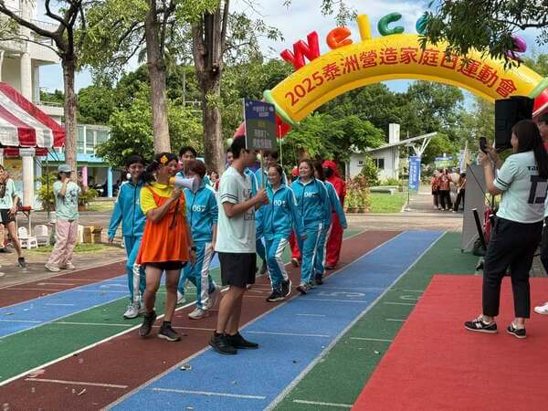 各組精心設計之運動員進場儀式（泰洲營造公司家庭日活動及運動會）