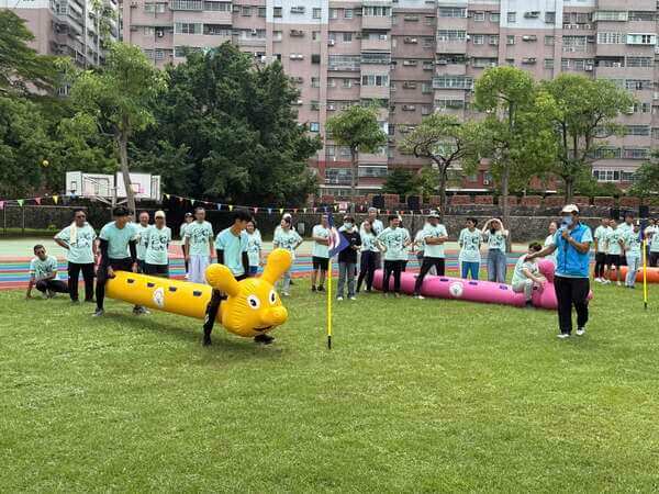 在陸上行舟（毛毛蟲趣味競賽）中，我們是全台唯一能做到技巧示範最專業商家