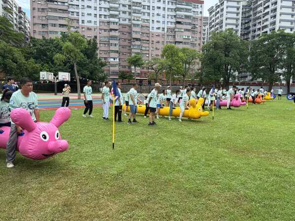 陸上行舟（毛毛蟲趣味競賽）一次六組同時進行競賽