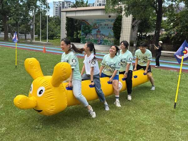陸上行舟（充氣毛毛蟲趣味競賽）是所有趣味競賽中最受歡迎項目