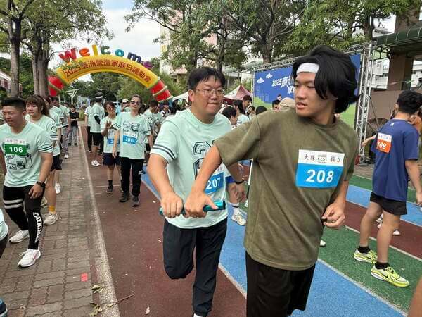 大隊接力前提供接力棒給各組練習接棒培養默契