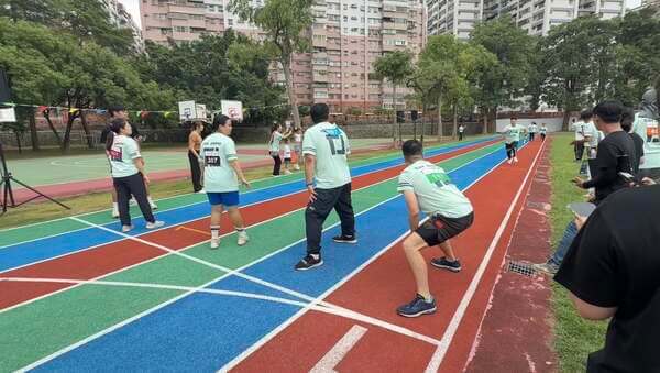 該大隊接力之接棒後立即進行搶跑道（泰洲營造公司運動會）
