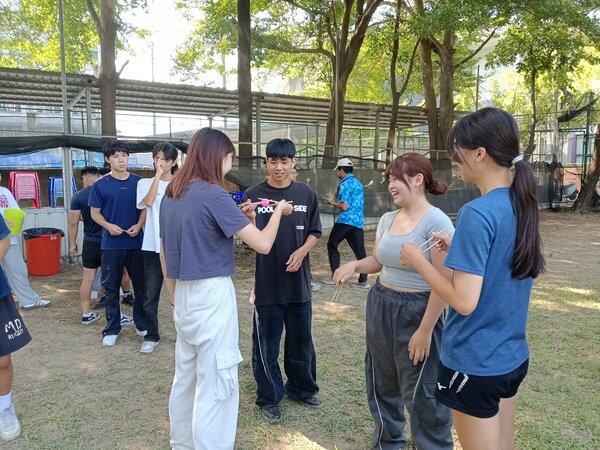 屏氣凝神團康遊戲:本團隊領熊彥棋擔任運休系老師提供學生體驗 屏氣凝神團康遊戲:本團隊領熊彥棋擔任運休系老師提供學生體驗