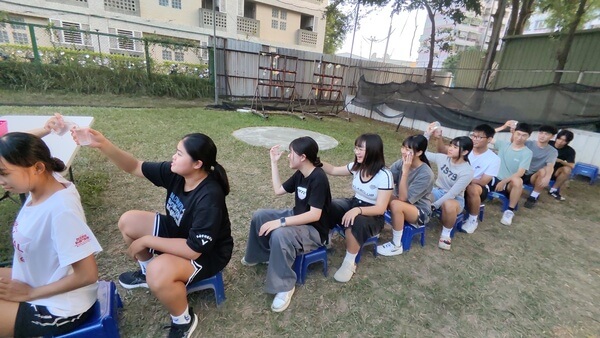 舉杯同樂團康遊戲:南應大學生(本團隊領熊彥棋擔任運休系老師提供學生體驗) 舉杯同樂團康遊戲:南應大學生(本團隊領熊彥棋擔任運休系老師提供學生體驗)