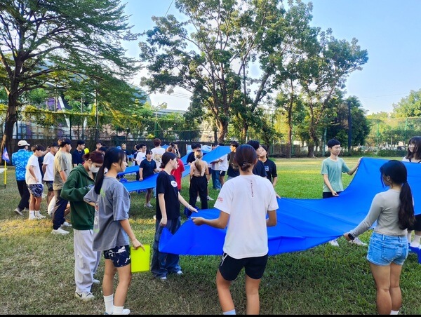 直流而下團康遊戲：由本團隊領熊彥棋擔任運休系老師帶領學生體驗