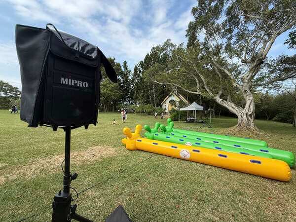 免費提供擴音機(競賽歌曲播放)及充氣毛毛蟲(共計八隻)準備就緒 免費提供擴音機(競賽歌曲播放)及充氣毛毛蟲(共計八隻)準備就緒