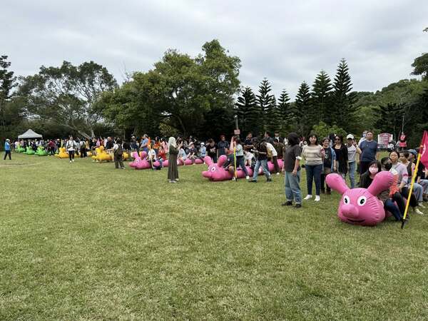 陸上行舟趣味競賽:一次八隻同時競賽(程曦資訊公司家庭日活動) 陸上行舟趣味競賽:一次八隻同時競賽(程曦資訊公司家庭日活動)
