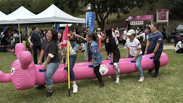 在充氣毛毛蟲趣味競賽中,我們提供設備就是安全與歡樂最大保證 在充氣毛毛蟲趣味競賽中,我們提供設備就是安全與歡樂最大保證