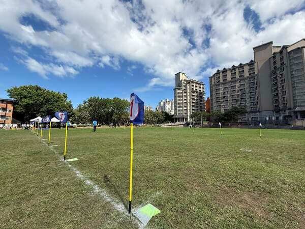 全台首創客制化旗幟桿（共計十組）場地賽道佈置