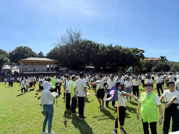 金蟬脫殼團康競賽成為開場第一項競賽首選：一次十隊同時競賽