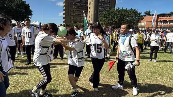 兩人共同發揮默契與合作之接力競賽（馬偕醫院企業運動會及趣味競賽）